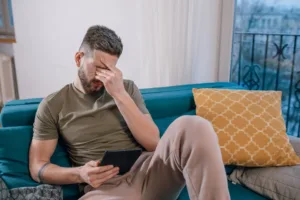 Bărbat aflat într-o situație traumatizantă