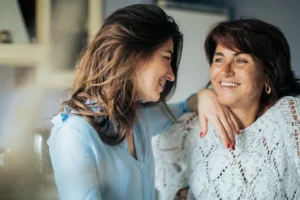Mamă și fiică fericite împreună după ce și-au vindecat relația